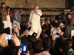 Watch: बाबाजी का मुर्गा डांस देख जमा हुई भीड़, वीडियो देख चकराया लोगों का सिर