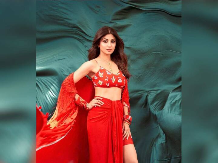 एका जाहिरातीतून तिने मनोरंजन विश्वात पदार्पण केले होते. त्यानंतर 1993मध्ये शिल्पाला ‘बाजीगर’ या चित्रपटात भूमिका मिळाली. या चित्रपटाद्वारे तिने फिल्मी दुनियेत पहिले पाऊल ठेवले.