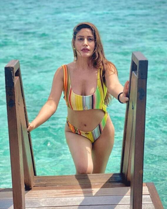 Surbhi Chandana- इश्कबाज फेम सुरभि चंदना भी किसी से कम नहीं हैं. उनकी बोल्डनेस से अक्सर सोशल मीडिया का पारा हाई रहता है. और संस्कारी बहू का ऐसा रूप देख लोग सकते में आ जाते हैं.