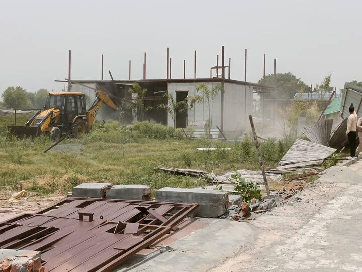 अवैध निर्माण को लेकर प्राधिकरण ने पिछले हफ्ते एक सर्वे करवाया था जिसमे यह बात सामने आई थी कि इस पूरे खादर क्षेत्र में कुल 1000 हजार फार्म हाउस बने हुए है.