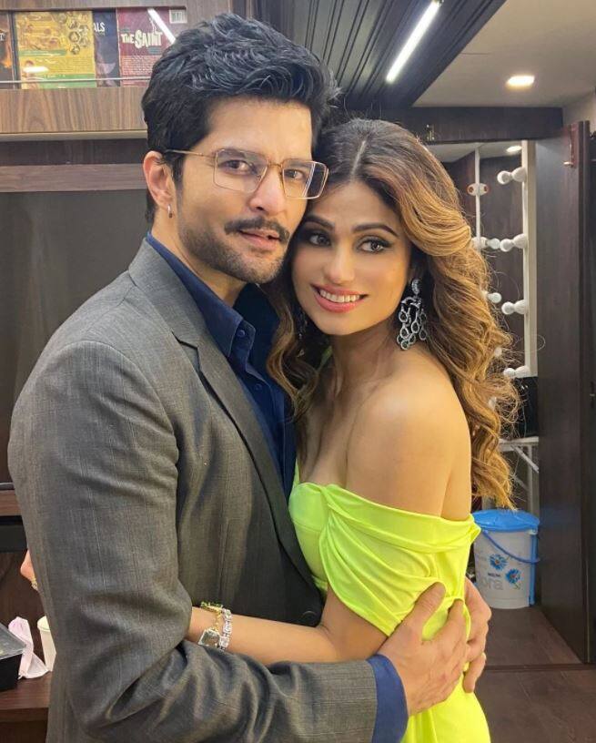 ‘फिल्मफेयर’ को सोर्स ने बताया है कि, शमिता शेट्टी और राकेश बापट ने सौहार्दपूर्ण तरीके से अपने रास्ते अलग कर लिए हैं. हालांकि, उनके बीच दोस्ती का रिश्ता बरकरार रहेगा और वे एक-दूसरे का बहुत सम्मान करते हैं.
