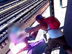 New York: 52 वर्षीय महिला को शख्स ने ट्रेन की पटरियों पर फेंका, देखिए दिल दहला देने वाला ये Video