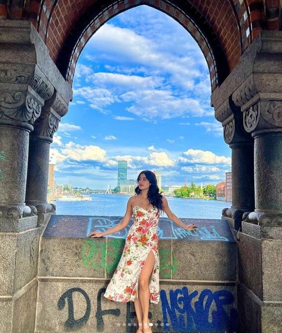 ਥਾਈ ਹਾਈ ਸਲਿੱਟ ਡ੍ਰੈੱਸ 'ਚ Jhanvi Kapoor ਦੇ ਦਿਲ ਲੁੱਟਣ ਵਾਲੇ ਪੋਜ਼