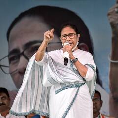 Mamata Banerjee : হাসিমারায় আদিবাসীদের নাচের ছন্দে পা, ধামসা-মাদলের তালে মাতলেন মমতা