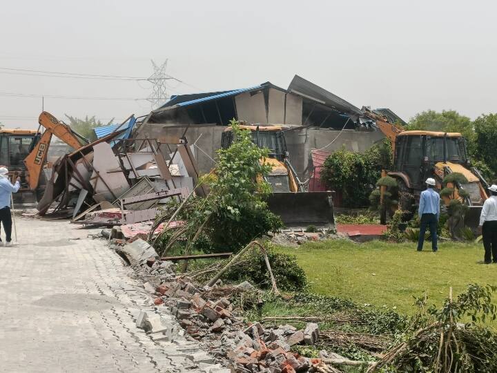नोएडा में यमुना के डूब क्षेत्र में बनाए गए अवैध फॉर्महाउस के सर्वे की रिपोर्ट आने के बाद प्रशासन एक्शन मोड में आ गया है, यही वजह है कि कल रिपोर्ट आते ही आज 15 फार्म हाउस पर बुलडोजर चला दिया गया. इसके लिए नोएडा प्राधिकरण की टीम सुबह ही सेक्टर-135 पहुंची और फिर यमुना खादर के किनारे पर बनाए गए अवैध फार्म हाउसों के खिलाफ कार्रवाई की.जब इस अवैध निर्माण को गिराया जा रहा था तब प्राधिकरण कि टीम के साथ मौके पर पुलिस टीम भी मौजूद थी. अवैध कब्जे को लेकर प्राधिकरण शुरुआत से ही काफी सख्त है और लगातार ऐसे लोगों के खिलाफ एक्शन भी ले रहा है.