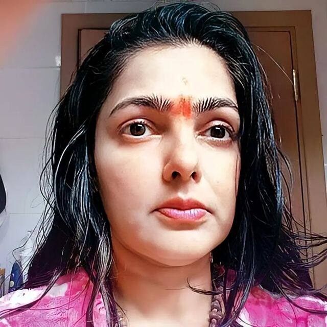 सलमान खान, सैफ अली खान, गोविंदा और अक्षय कुमार के साथ बड़े पर्दे पर धमाल मचाने वाली ममता कुलकर्णी अब बेहद दिख रहीं. ममता की यह लेटेस्ट तस्वीर इस बात की गवाह हैं.