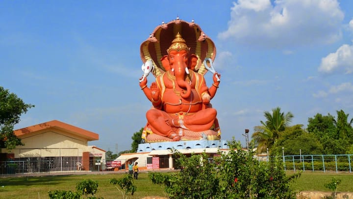 चिन्मय गणाधीश मंदिर - कोल्हापूरपासून १४ किमी अंतरावर असलेल्या चिन्मय गणाधीश मंदिरात गणेशाची सर्वात उंच मूर्ती स्थापन करण्यात आली आहे. या मूर्तीच्या दर्शनासाठी जगभरातून भाविक येतात.
