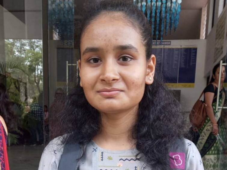 Maharashtra HSC Result 2022 dr babasaheb ambedkar college nagpur student arkja deshmukh first with 96.33 patient mark in Maharashtra HSC Result 2022  Maharashtra HSC Result : कोरोनात वडिलांचे छत्र हरपले, कुटुंबाला सावरत अर्कजाने बारावीत मिळवला पहिला क्रमांक