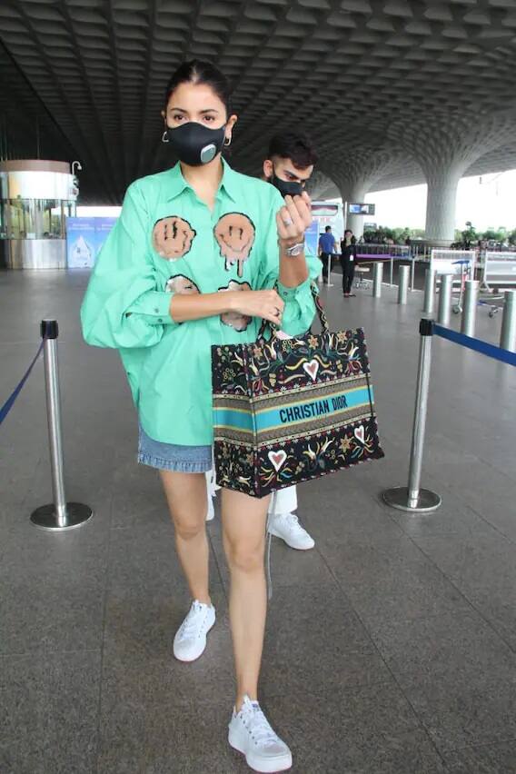 અનુષ્કા અને વિરાટ બંનેએ અહીં ફોટોગ્રાફર્સ માટે પોઝ આપ્યો હતો, બંનેનો એરપોર્ટ લૂકે ફેન્સનું દીલ જીતી લીધું