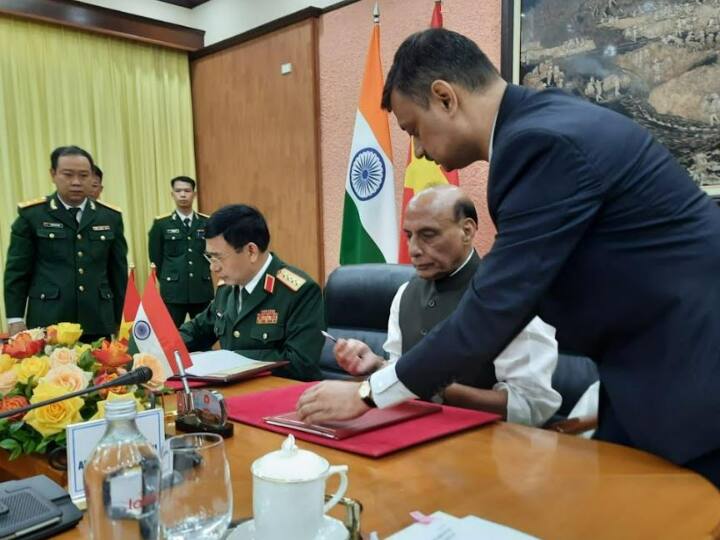 Rajnath Singh Vietnam Visit India signs Logistic Support Agreement with Vietnam defense cooperation will increase between the two countries ann Rajnath Singh Vietnam Visit: भारत ने वियतनाम के साथ 'लॉजिस्टिक सपोर्ट एग्रीमेंट' पर किया हस्ताक्षर, दोनों देशों के बीच बढ़ेगा रक्षा सहयोग