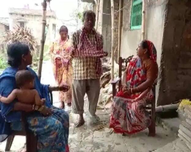 the helpless poor father started asking for donations to get the dead body released Bihar: હોસ્પિટલે દીકરાની લાશ આપવાના બદલામાં માંગ્યા 50 હજાર, ભીખ માંગવા મજબૂર માતાપિતા