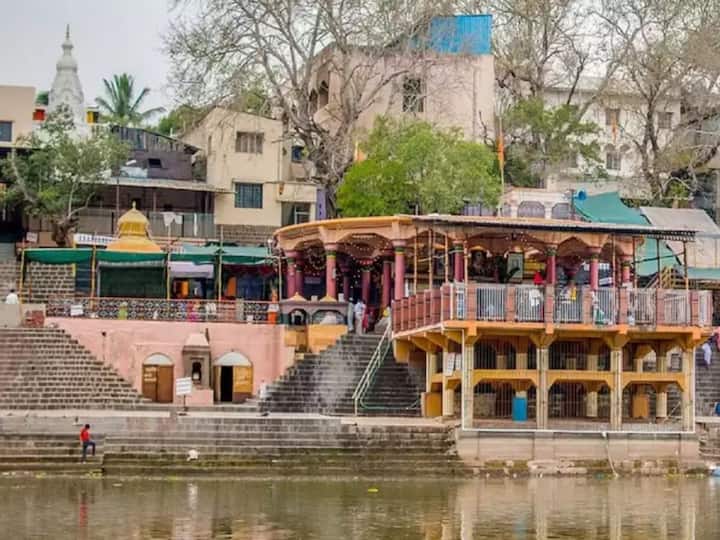नृसिंहवाडी - दत्तप्रभूंचे दुसरे अवतार म्हणून ज्यांना ओळखले जाते अशा नृसिंहसरस्वतींच्या नावाने ओळखल्या जाणाऱ्या क्षेत्राला दत्तभक्तांमध्ये दत्तप्रभूंची राजधानी म्हणून स्थान आहे.