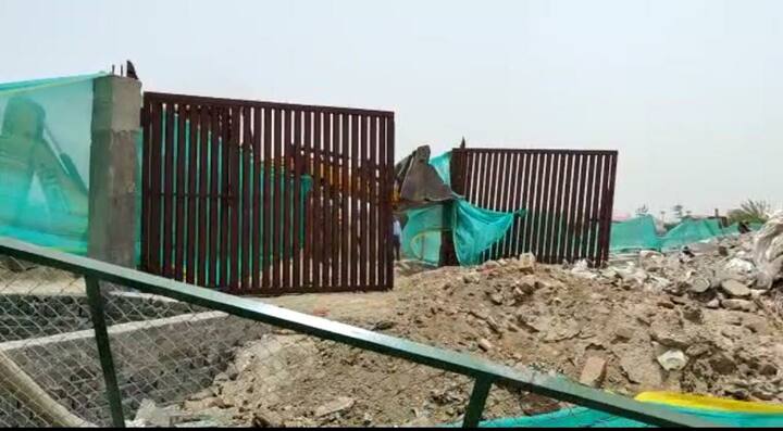 नोएडा प्राधिकरण ने आज सुबह से ही यमुना किनारे बने अवैध फार्म हाउस पर कार्रवाई करना शुरू कर दिया था. प्राधिकरण की टीम इसके लिए सेक्टर 135 पहुंची थी, इसको लेकर नोएडा अथॉरिटी कि सीईओ ऋतु माहेश्वरी ने बताया कि नोएडा डूब क्षेत्र में निर्माण करना अवैध है, इसलिए प्राधिकरण ऐसे अवैध फार्म हॉउस और अतिक्रमण पर निरंतर कार्रवाई कर रहा है.