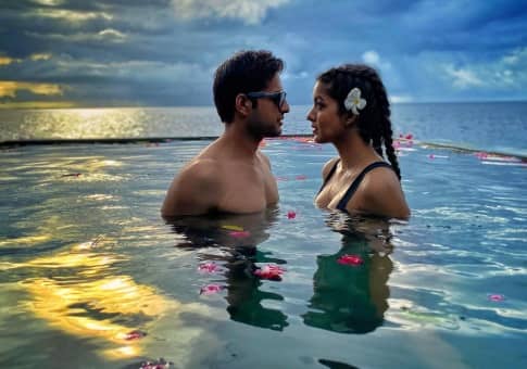 star ishita dutta shares her summer trip photos with husband vatsal seth અજય દેવગનની ઓનસ્ક્રીન દીકરીએ પૂલમાં આપ્યા બૉલ્ડ પૉઝ, પતિ સાથે રોમાન્સ કરતી તસવીરો વાયરલ