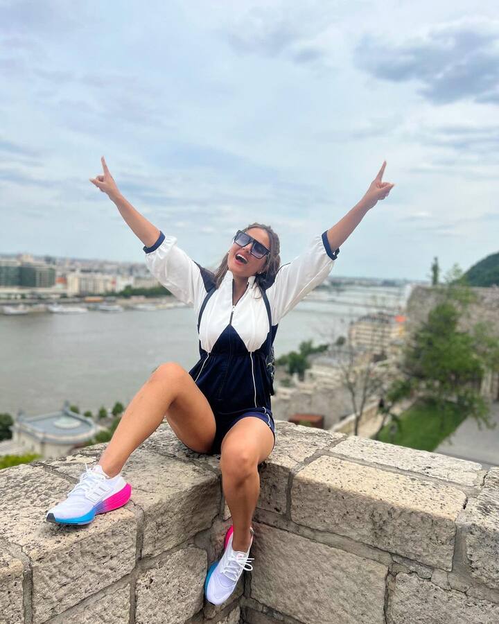 ਹਿਨਾ ਖ਼ਾਨ ਨੂੰ ਟੀਵੀ ਦੀਆਂ ਟੌਪ ਐਕਟਰਸ 'ਚ ਗਿਣਿਆ ਜਾਂਦਾ ਹੈ। ਫੈਨਸ ਅਦਾਕਾਰਾ ਦੀ ਇੱਕ ਝਲਕ ਪਾਉਣ ਲਈ ਬੇਤਾਬ ਹਨ। ਇਸ ਦੇ ਨਾਲ ਹੀ ਹਿਨਾ ਵੀ ਆਪਣੇ ਪ੍ਰਸ਼ੰਸਕਾਂ ਦਾ ਮਨੋਰੰਜਨ ਕਰਨ ਦਾ ਕੋਈ ਮੌਕਾ ਹੱਥੋਂ ਨਹੀਂ ਜਾਣ ਦਿੰਦੀ।