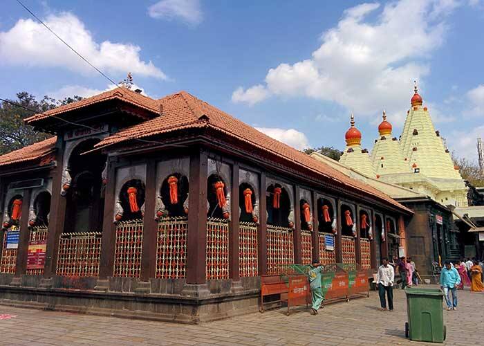 अंबाबाई मंदिर : अंबाबाई मंदिर हे महाराष्ट्रात असलेल्या मंदिरांच्या साडेतीन पीठांपैकी एक आहे. कोल्हापूरमधील महालक्ष्मीचे हे मंदिर पश्चिमाभिमुख असून महाद्वार पश्चिमेकडे आहे. पारंपारिक मराठा शैलीचा, लाकडी सुरूच्या खांबांचा व इस्पिदार कमानी असलेला, सभामंडप प्रवेश केल्यावर दिसतो.  मंदिराचे चार महत्त्वाचे भाग आहेत. पूर्व भागातील गाभारा व रंगमंडप हा सर्वात पुरातन भाग आहे. देवीचा गाभारा येथेच आहे. उत्तरेकडे महाकालीचा गाभारा तर दक्षिणेकडे महासरस्वतीचा गाभारा असून या तीन अंगांना जोडणाऱ्या सभामंडपास महानाटमंडप असे नामाभिमान आहे.