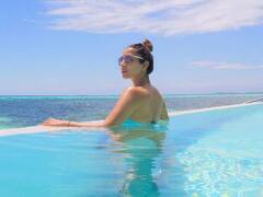 Pics: समंदर में मस्ती करती नज़र आईं सोफी चौधरी, फैंस बोले- 'मुझे इस जलपरी से प्यार हो गया है'