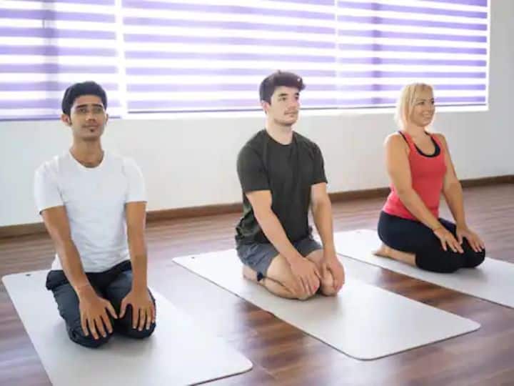 योगासने केल्याने शरीराला अनेक फायदे होतात. बरेच लोक खाण्यापूर्वी योगासने करण्याचा सल्ला देतात. मात्र काही योगासने अशी आहेत, जे जेवल्यानंतर केले पाहिजेत. अशा योगामध्ये वज्रासनाचा समावेश आहे. चला जाणून घेऊया वज्रासनाचे फायदे.. (Photo - Freepik)