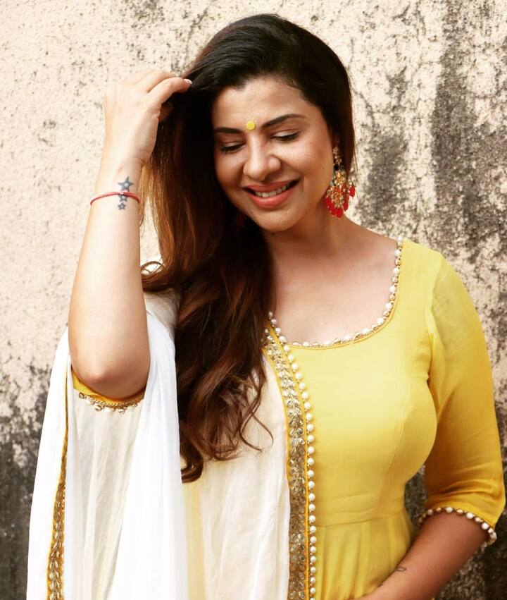 अपने लुक को पूरा करने के लिए संभावना ने बालों को कर्ली कर खुला रखा है और कानों में बड़े झूमकों के साथ माथे पर बिंदी भी लगाई हैं.