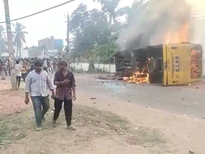 Amalapuram Violence: అమలాపురం అల్లర్ల కేసులో 135 మంది అరెస్ట్, హైదరాబాద్లోనూ కొనసాగుతున్న స్పెషల్ టీమ్స్ ఆపరేషన్ Amalapuram Violence Case Updates: Police Arrests 6 more persons in Konaseema District Amalapuram Violence: అమలాపురం అల్లర్ల కేసులో 135 మంది అరెస్ట్, హైదరాబాద్లోనూ కొనసాగుతున్న స్పెషల్ టీమ్స్ ఆపరేషన్