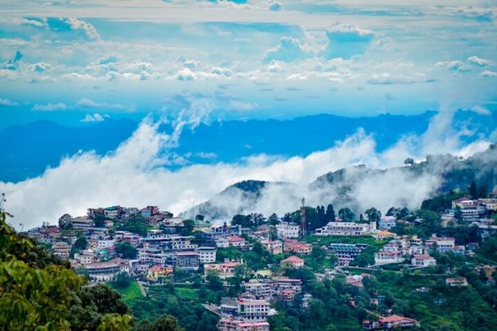 मसूरी, उत्तराखंड - अगर आप नेचर लवर हैं और प्रकृति के बीच अपने पार्टनर से शादी के बंधन में बंधना चाहते हैं तो उत्तराखंड का मसूरी भी आपके लिए बेहतरीन ऑप्शन हो सकता है. सबसे मशहूर हिल स्टेशन्स में शुमार मसूरी के कई रिजॉर्ट्स और होटल्स डेस्टिनेशन वेडिंग की सुविधा देते हैं.