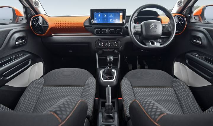 C3 ची लांबी 3,981mm, रुंदी 1,733mm आणि उंची 1,586mm आहे. ग्राउंड क्लीयरन्स 180 मिमी आहे तर व्हीलबेस 2,540 मिमी आहे. ही कार दोन पेट्रोल इंजिनसह लॉन्च केली जाईल. तसेच रेंज 86ps सह 12.l पेट्रोल आणि अधिक पॉवरफुल 110ps 1.2l टर्बो पेट्रोलसह सुरू होईल. यामध्ये 1.2l पेट्रोलची इंधन कार्यक्षमता 19.8 kmpl आहे. तर, टर्बो पेट्रोल 19.4 kmpl आहे. 1.2l टर्बोमध्ये 6-स्पीड मॅन्युअल गिअरबॉक्स आहे.