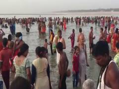 Ganga Dussehra पर संगम नगरी, मथुरा और हरिद्वार के घाटों पर उमड़े श्रद्धालु, देखें तस्वीरें