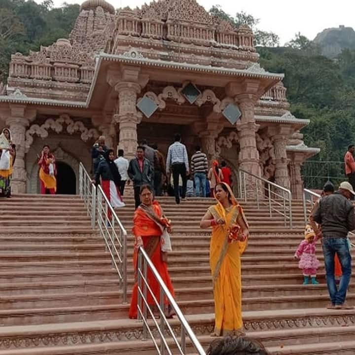 बम्बलेश्वरी मंदिर - ये मंदिर भी राजनांदगांव जिले में मौजूद है. डोगरगढ़ इलाके में सबसे ऊंची पहाड़ी पर स्थित बम्बलेश्वरी मंदिर में श्रद्धालुओं की गहरी आस्था है. मंदिर परिसर तक पहुंचने के लिए श्रद्धालुओं को पूरी एक हजार सीढ़ियां चढ़नी होती हैं. करीब 2000 वर्ष पहले इसे स्थानीय राजा वीरसन ने तैयार कराया था.