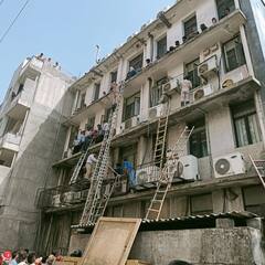 Delhi Fire News: लाजपत नगर मे बेसमेंट में आग लगने के बाद बिल्डिंग में फंसे 80 लोग, कांच तोड़कर निकाले गए बाहर, तस्वीरों ने मुंडका हादसे की दिलाई याद