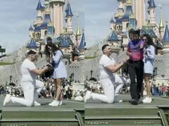 Watch: Disneyland में गर्लफ्रेंड को प्रपोज कर रहा था शख्स, तभी हुआ कुछ ऐसा जिसने बिगाड़ दिया सारा खेल
