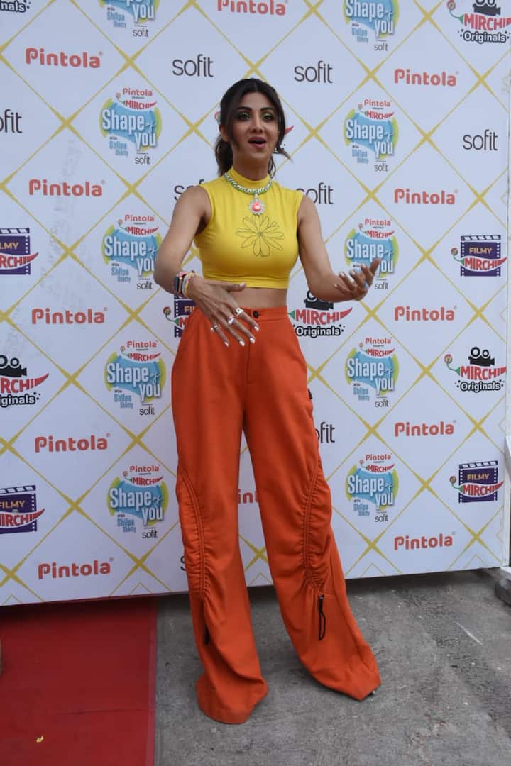 इस दौरान शिल्पा शेट्टी कुंद्रा येलो और ऑरेंड कलर की आउटफिट में नजर आईं.