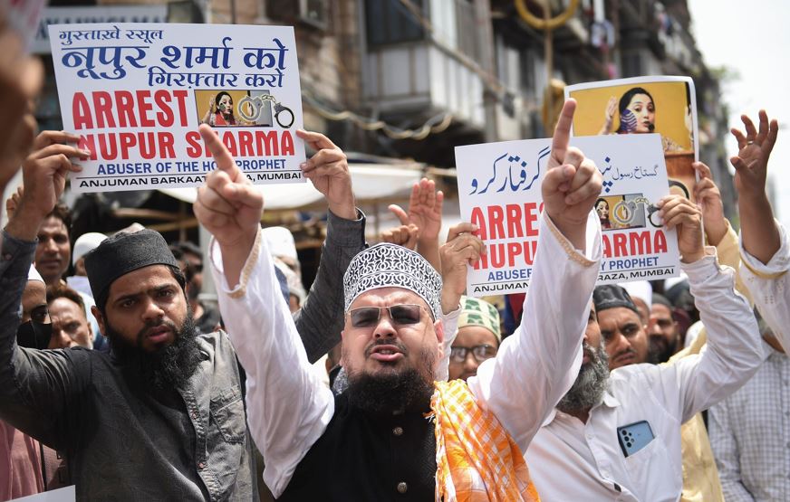 Prophet Row: पैगंबर पर विवादित बयान से अब सड़क पर संग्राम, जंतर-मंतर पर AIMIM का प्रदर्शन, हिंदू महासभा का समर्थन में मार्च