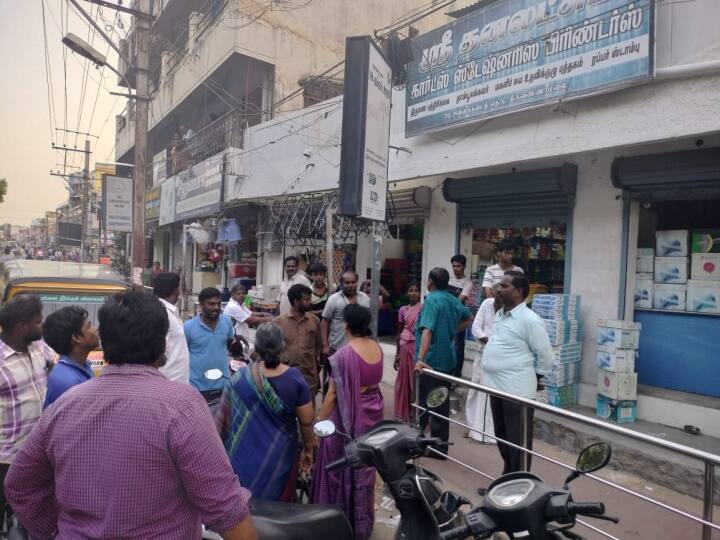 Thiruvannamalai youth to buy an invitation card and showing off the knife snatching a gold chain கடையை விட்டு வெளியே சென்ற கணவன்... கார்டு வாங்குவது போல் நடித்து நகையை பறித்து சென்ற இளைஞர்..!