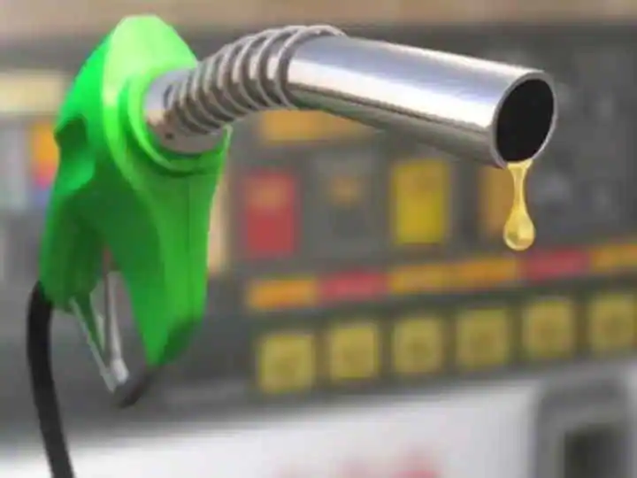 Petrol Diesel Price in 19 October 2022 petrol diesel price in delhi mumbai check latest rate here maharashtra marathi news Petrol Diesel Price : कच्चं तेल पुन्हा घसरलं; सर्वसामान्यांना दिलासा मिळणार? सध्याचे पेट्रोल-डिझेलचे दर काय?