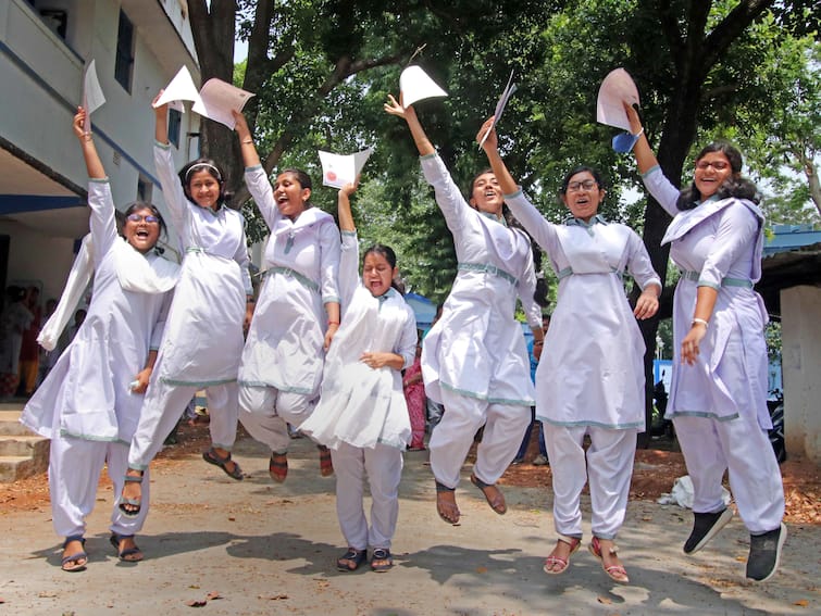 WB HS Results 2022 : Get to Know District-wise Merit List of Higher Secondary West Bengal HS Results 2022 : আপনার জেলায় সর্বোচ্চ নম্বর কত ? জেলাভিত্তিক মেধাতালিকায় কতজন ?