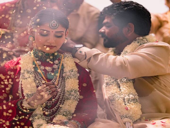 Nayanthara Vignesh Shivan  Marriage Photo Nayan Vicky Wedding First Pics Husband Wife Photo Nayanthara Marriage Photo: மாங்கல்யத்தை வைத்தகண் வாங்காமல் பார்த்த நயன்தாரா; வெளியானது இரண்டாவது போட்டோ!