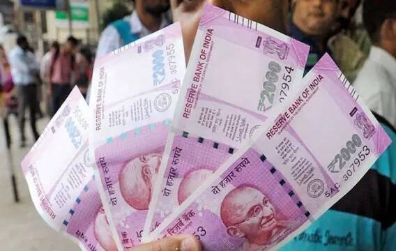 આ સરકારી સ્કીમનુ નામ અટલ પેન્શન યોજના (Atal Pension Yojana) છે. આમાં સરકાર તરફથી તમને દર મહિને ફિક્સ્ડ પેન્શન આપવામાં આવે છે. આમાં સરકાર નાગરિકોને 1000 રૂપિયાથી લઇને 5000 રૂપિયા સુધીની રકમ દર મહિને આપે છે.