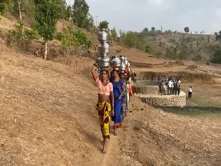 Maharashtra Palghar News Severe water shortage in Palghar District Jawahar and Mokhada taluka Marathi News 4 किमी पायपीट, तरिही नशीबात मात्र दुषित पाणीच; पालघरमधील काही तालुक्यात भीषण पाणी टंचाई