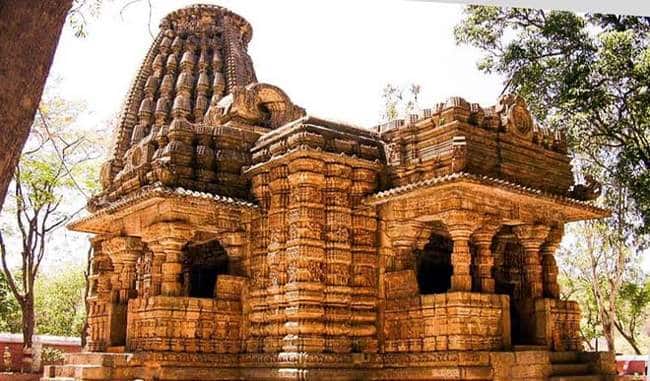 भोरमदेव - भोरमदेव मंदिर ना सिर्फ छत्तीसगढ़ बल्कि भारत के सबसे प्राचीन मंदिर में से एक है. नागारा शैली की वास्तुकला से तैयार इस मंदिर को 11वीं शताब्दी में बनाया गया था. कबीरधाम जिले में मौजूद ये मंदिर भगवान भोलेनाथ को समर्पित है. इस मंदिर की नक्काशी और मूर्तिकला खजुराहो मंदिरों जैसी ही है.