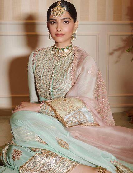 'नीरजा' जैसी पुरस्कार विजेता फिल्मों तक विभिन्न शैलियों और भूमिकाओं के साथ प्रयोग किया है. पिछले कुछ वर्षों से फिल्मों से दूर रहने के बावजूद, अभिनेता अभी भी अपनी सार्वजनिक उपस्थिति, भव्य फोटोशूट के साथ सुर्खियों में बने रहने में कामयाब रही हैं और एलजीबीटीक्यू प्रतिनिधित्व और मीटू जैसे प्रासंगिक मुद्दों पर अपनी मजबूत राय व्यक्त की है.