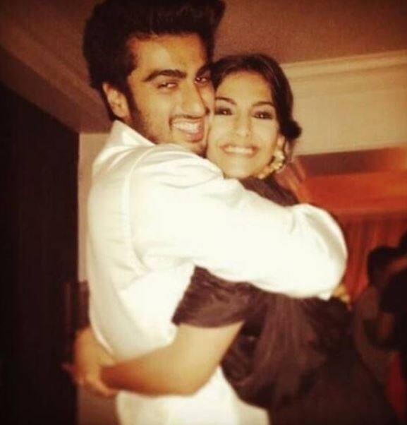 अर्जुन कपूर ने एक बार बताया कि वो सोनम कपूर की डेट्स पर अक्सर थर्ड वील की तरह काम करते थे. उन्होंने कहा, ''जब भी सोनम से कोई लड़का डेट के लिए पूछता था तो वो अक्सर मुझे साथ लेकर जाया करती थी. ताकि वो अपने पेरेंट्स को बता सके कि वो मेरे साथ बाहर गई है. मैं अक्सर अकेले बैठकर बर्गर खाया करता था. लेकिन रिश्वत के तौर पर वो इसका बिल पे किया करती थी.''