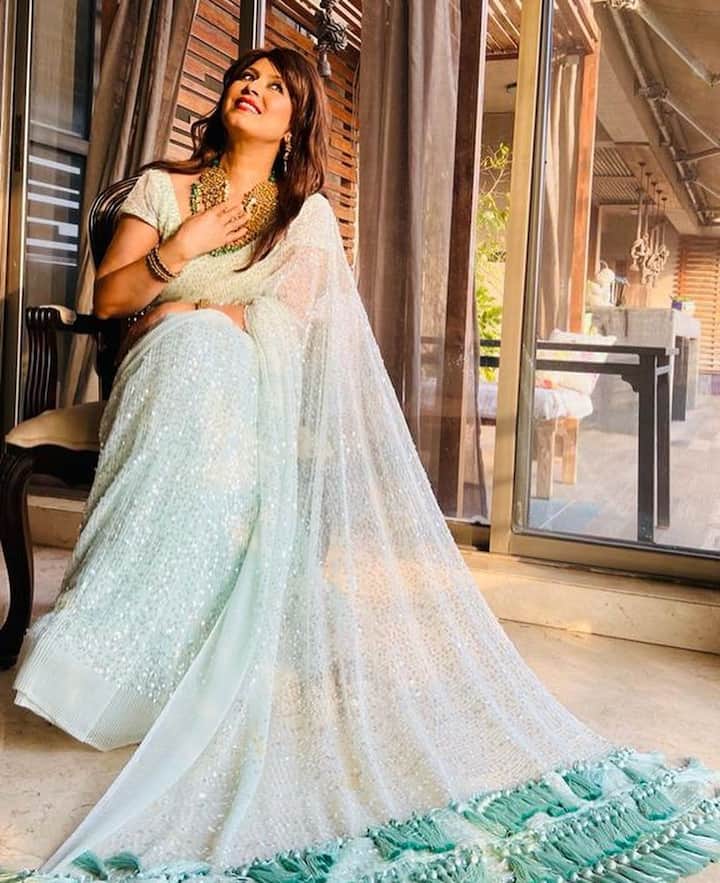 अनुपम खेर यांनी शेअर केलेल्या व्हिडीओला कॅप्शन दिले की, 'मी एक महिन्या आधी महिमा चौधरीला फोन केला. तेव्हा मी यूएसमध्ये होतो. माझ्या 525 व्या चित्रपटामधील एका महत्त्वाच्या भूमिकेबाबत मला महिमा यांच्यासोबत चर्चा करायची होती. त्यानंतर आमचे बोलणे झाले. तेव्हा मला कळाले की, महिमाला ब्रेस्ट कॅन्सर झाला आहे.  तिची जगण्याची पद्धत आणि तिचा दृष्टिकोन जगभरातील महिलांना जीवन जगण्याची नवी प्रेरणा देऊ शकतो. तिचा हा प्रवास मी सर्वांसमोर आणावा अशी तिची इच्छा होती. महिमा तू माझी हिरो आहेस. मित्रांनो, तिच्यासाठी प्रार्थना करा. आता ती पुनरागमन करत आहे. '  व्हिडीओमध्ये महिमा ही भावूक झालेली दिसत आहे. (photo:mahimachaudhry1/ig)