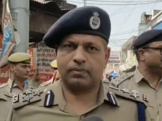 Prophet Muhammad Row: सोशल मीडिया पर कल भारत बंद की अफवाह के बीच अलीगढ़ में DIG ने संभाला मोर्चा, लोगों से की ये अपील Prophet Muhammad Row: सोशल मीडिया पर कल भारत बंद की अफवाह के बीच अलीगढ़ में DIG ने संभाला मोर्चा, लोगों से की ये अपील