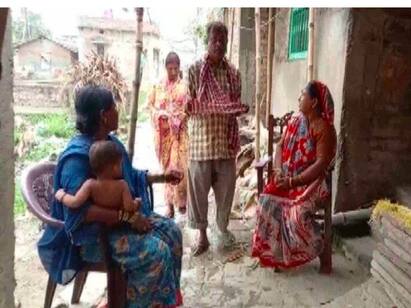 Bihar Couple Begs For Money To Pay ₹ 50,000 Bribe To Hospital For Sons Body இறந்த மகனின் உடலைப் பெற ரூ.50ஆயிரம் லஞ்சம்! காசுக்காக பிச்சையெடுத்த வயதான தம்பதி!
