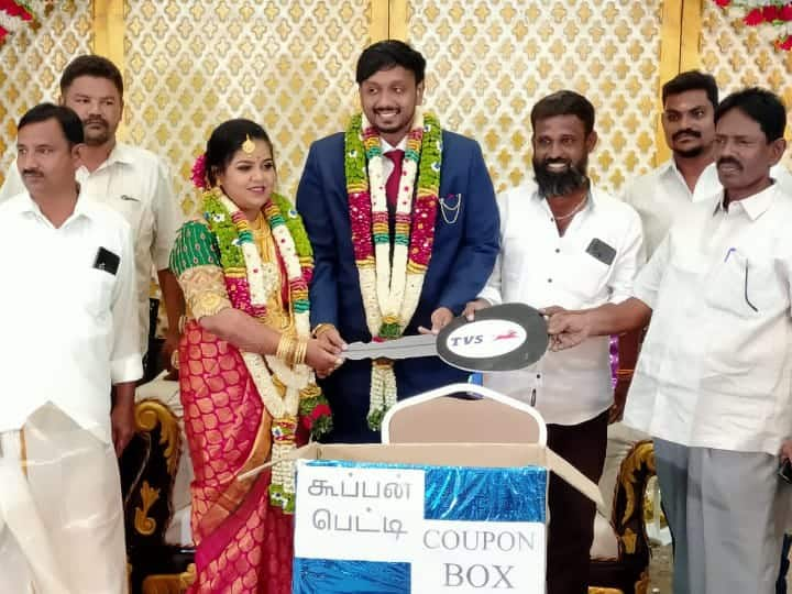 Madhurai: The bride and groom who gifted a two-wheeler worth Rs 70,000 திருமணத்திற்கு வந்தவருக்கு அடித்த ஜாக்பாட் -  இன்ப அதிர்ச்சி கொடுத்த மணமக்கள்..!