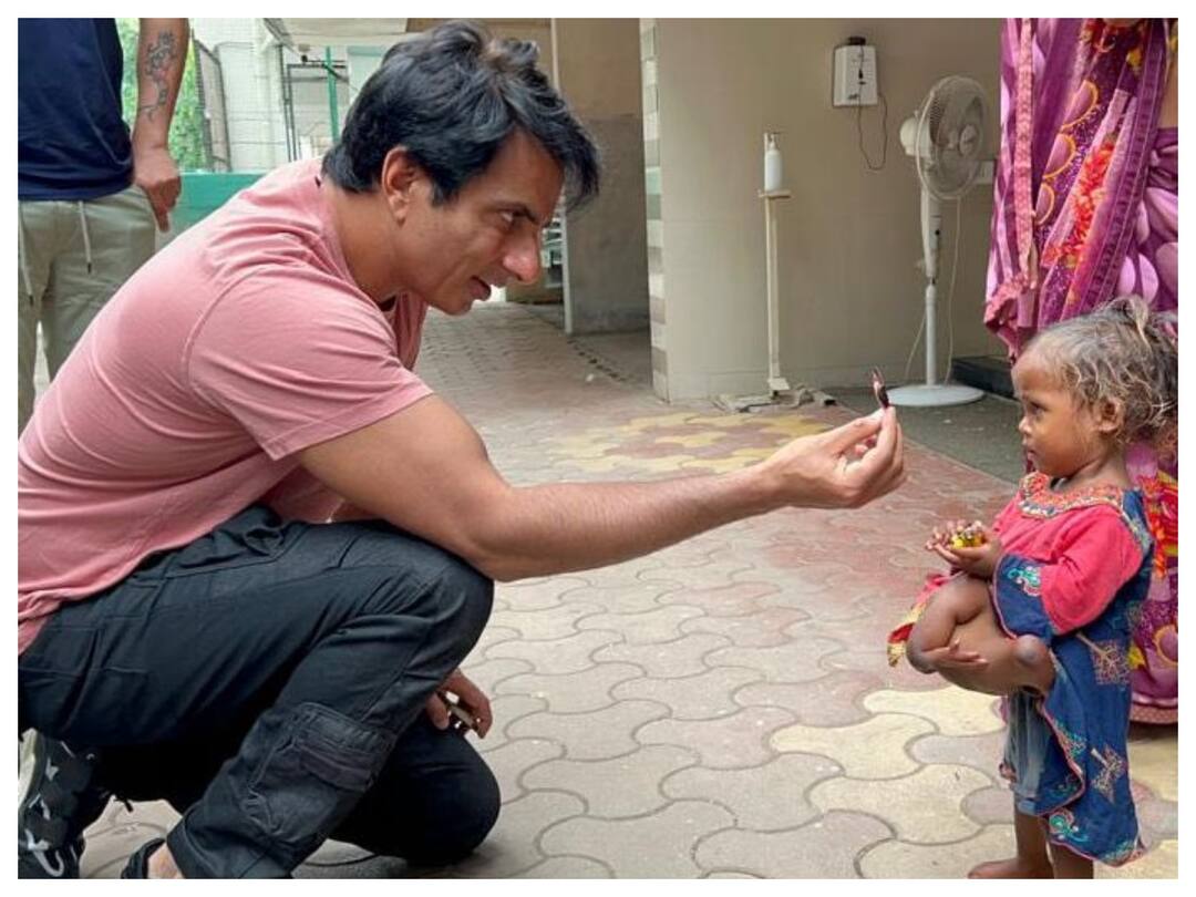 Sonu Sood comes to rescue of Bihar girl born with four arms, four legs Sonu Sood: నాలుగు కాళ్ల చిన్నారి - ఆపరేషన్ చేయించిన సోనూసూద్