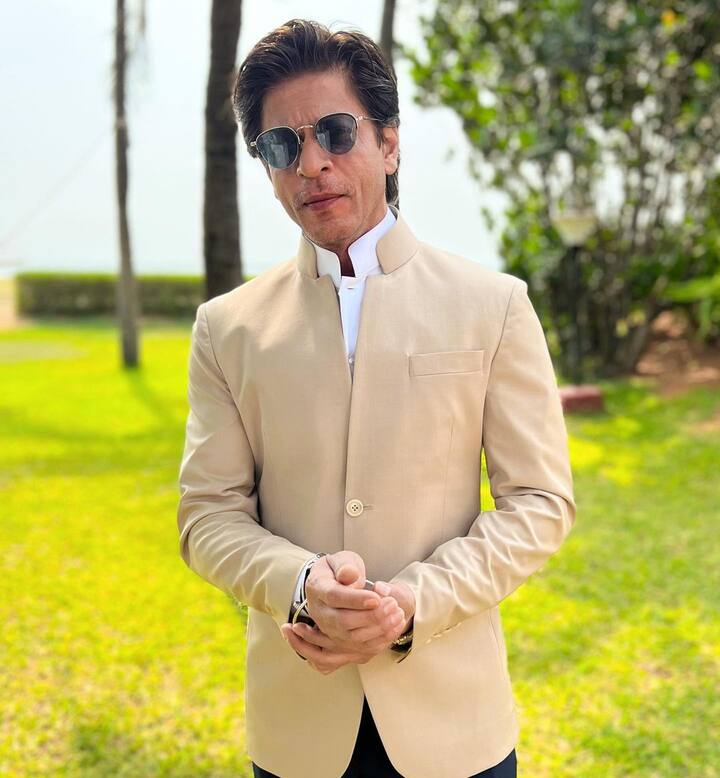 बतातें चलें कि शाहरुख खान की कुछ तस्वीरें सोशल मीडिया पर सामने आईं हैं. नयनतारा और विग्नेश की शादी के लिए तैयार किंग खान की इन तस्वीरों से आप 'जवान' स्टार के स्टाइल का अंदाजा आसानी से लगा सकते हैं.