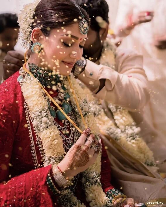Nayanthara, Vignesh Shivan Wedding : लाल साड़ी में बला की खूबसूरत लगीं नयनतारा, देखें एक्ट्रेस की वेडिंग फोटोज़