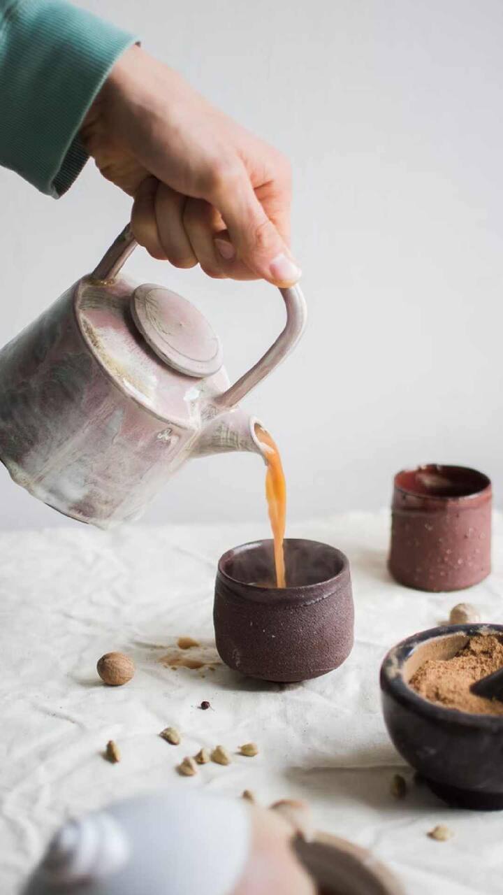 मधुमेह - गुळाच्या अती सेवनानं रक्तातील साखरेचं प्रमाणही वाढतं. 10 ग्रॅम गुळामध्ये जवळपास 9.7 ग्रॅम इतकी साखर असते. त्यामुळे मधुमेहाच्या रुग्णांनी गुळाचे सेवन शक्यतो टाळलेलं बरं.