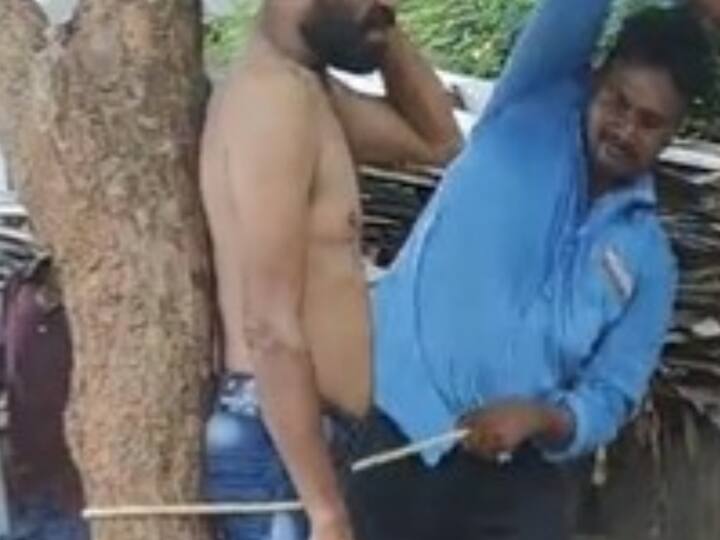attack on a Dalit youth in Visakhapatnam district is causing a stir. Vizag Man Attack : చెట్టుకు కట్టేసి చెప్పులతో కొట్టారు - కానీ పోలీసుల చర్యలేవి?